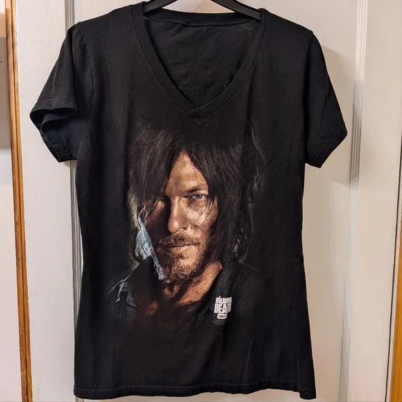The Walking Dead Daryl Dixon V-Neck T-Shirt - Picture 4 of 7